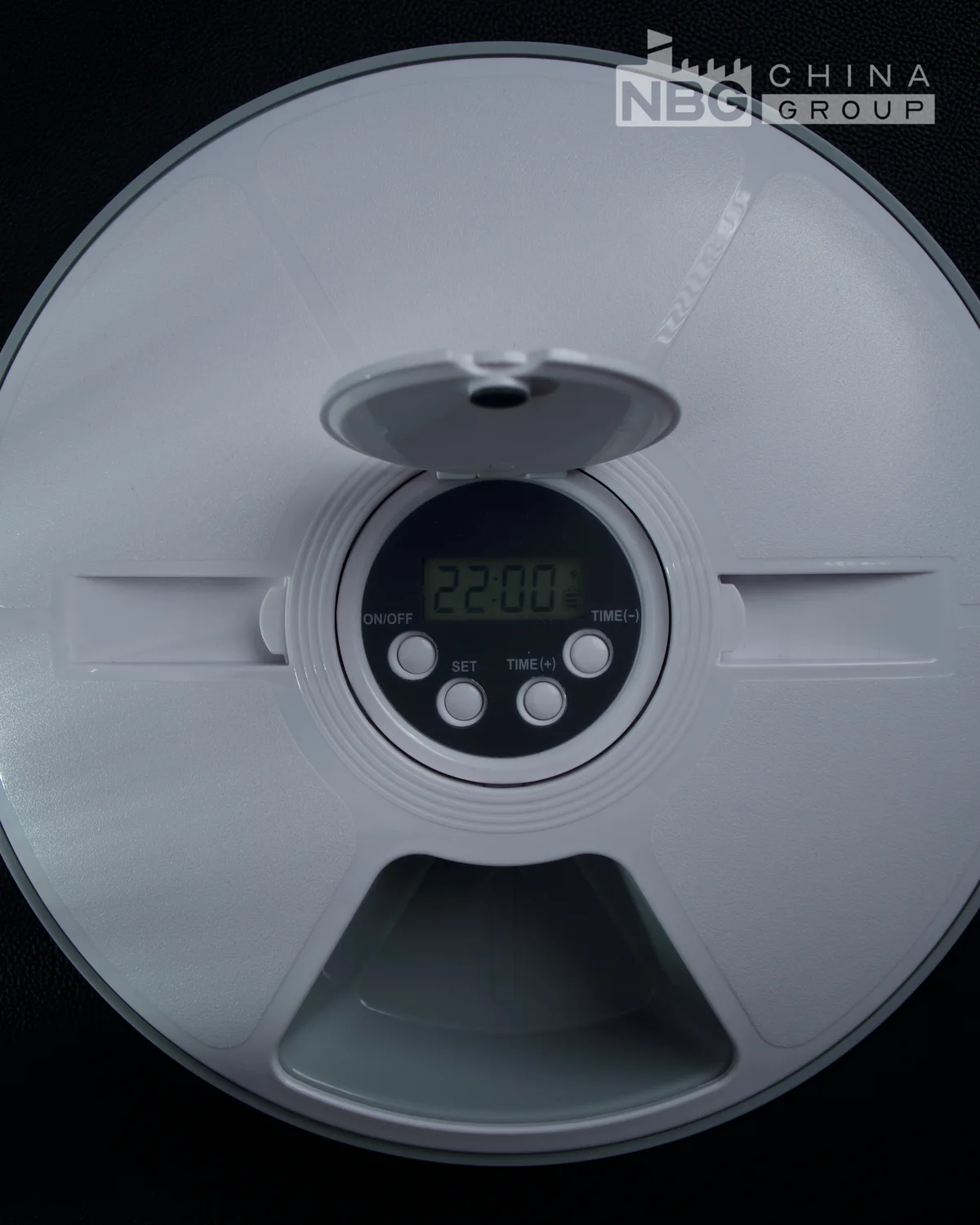 Digital timer control on the rotating pet feeder